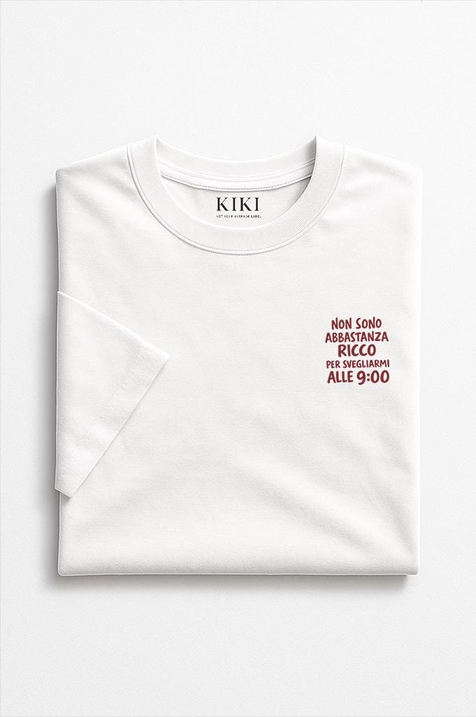T-shirt bianca unisex con scritta ironica “Non sono abbastanza ricco per svegliarmi alle 9:00” – Maglietta streetwear divertente KIKI 🇮🇹