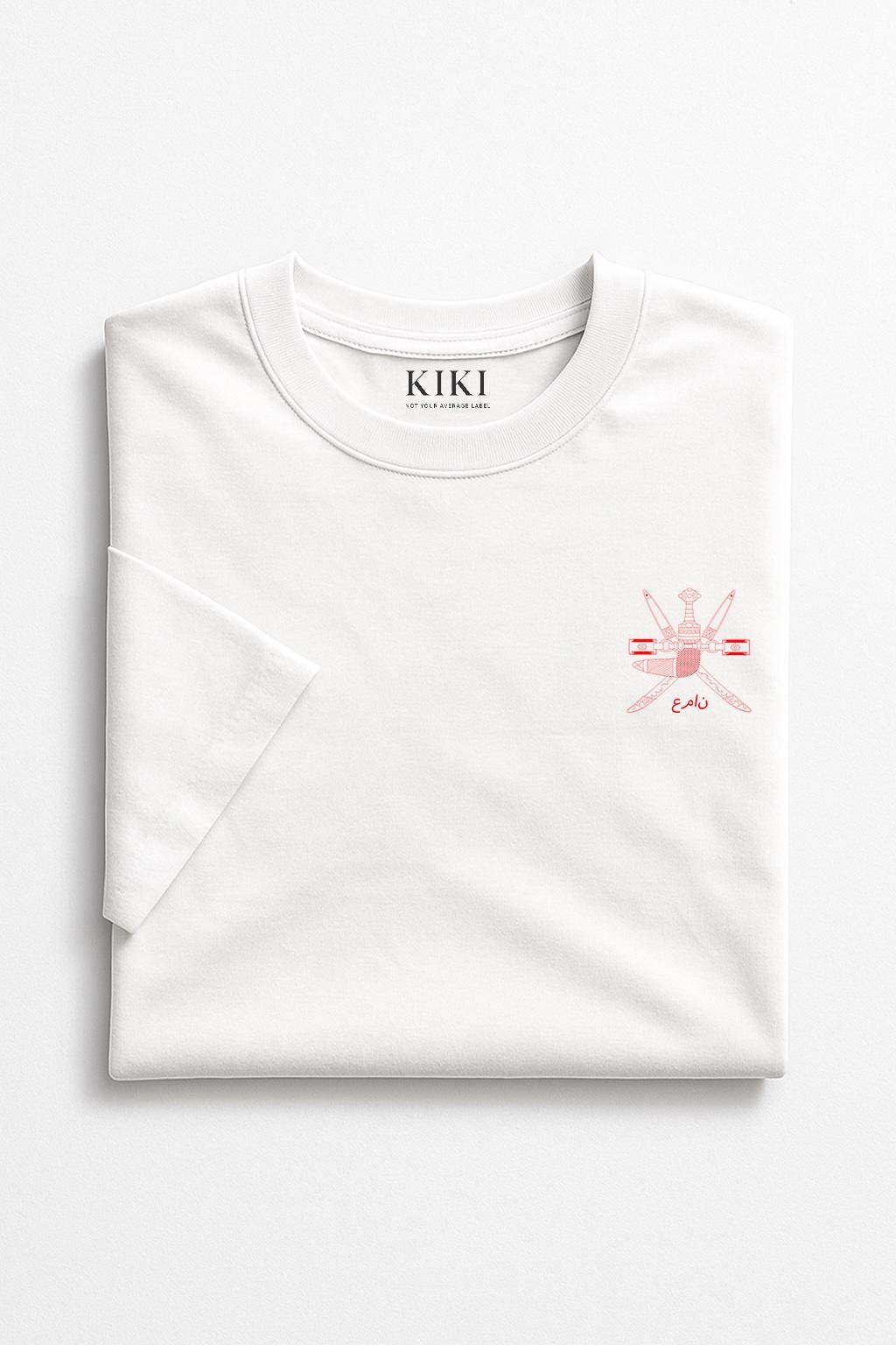 KIKI T-Shirt Bianca con Grafica Oman – Maglietta Streetwear Unisex in Cotone | Made in Italy