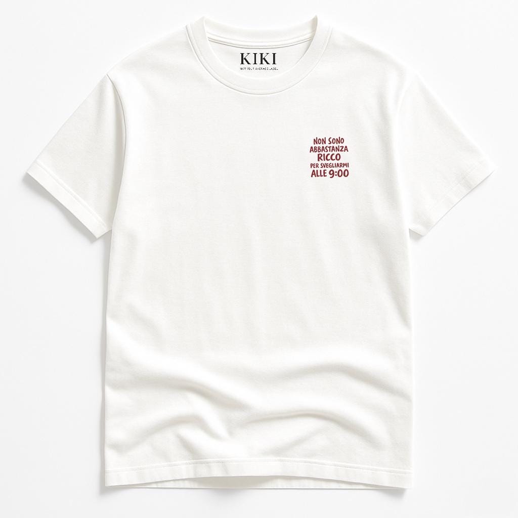 T-shirt bianca unisex con scritta ironica “Non sono abbastanza ricco per svegliarmi alle 9:00” – Maglietta streetwear divertente KIKI Made in Italy 🇮🇹