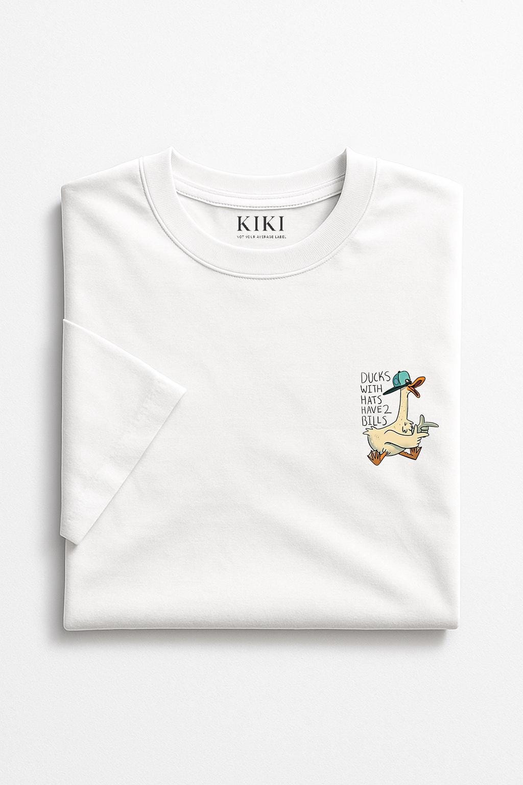 KIKI Funny Duck T-Shirt – Maglietta Unisex Bianca con Papera Cartoon e Frase Ironica | Streetwear Made in Italy 🇮🇹