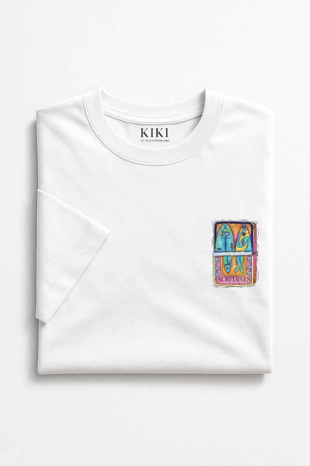 KIKI Surf Dines T-Shirt Uomo Donna – Maglietta Bianca Cotone con Grafica Sardine Surf Vintage | Streetwear Estivo Unisex 🇮🇹