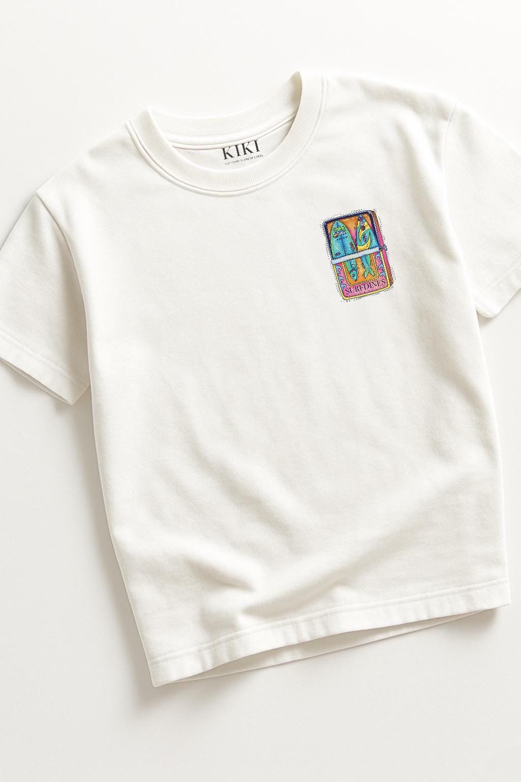 KIKI Surf Dines T-Shirt Uomo Donna – Maglietta Bianca Cotone con Grafica Sardine Surf Vintage | Streetwear Estivo Unisex