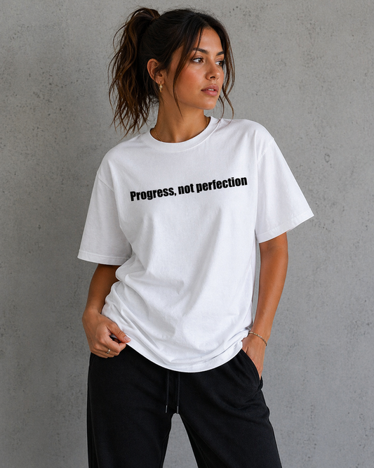 KIKI “Progress, Not Perfection” T-Shirt – Maglietta Oversize Unisex Streetwear Motivazionale