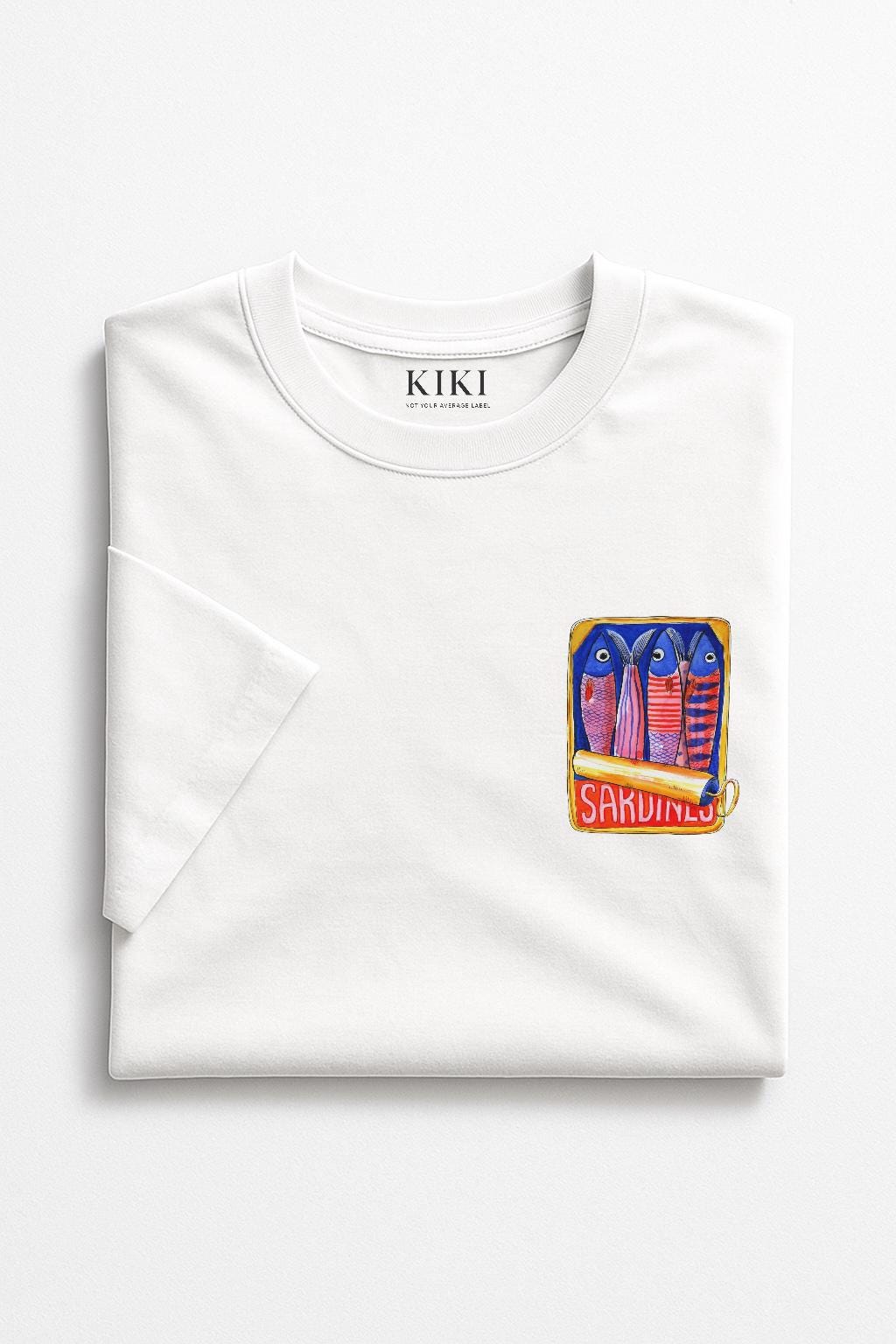 T-shirt unisex oversize KIKI “Sardines” – Maglietta bianca in cotone con stampa artistica pesci, streetwear illustrato