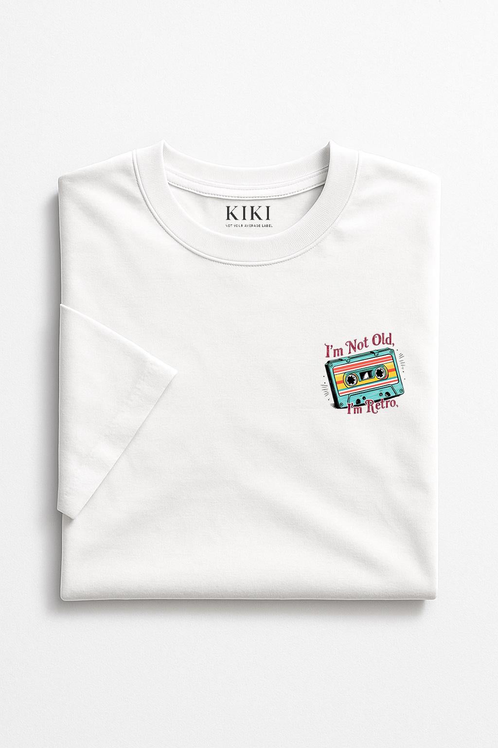 KIKI I’m Not Old I’m Retro T-Shirt Uomo Donna – Maglietta Vintage Oversize in Cotone con Stampa Musicassetta 🇮🇹