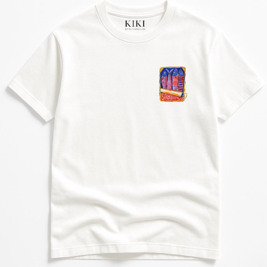 T-shirt unisex oversize KIKI “Sardines” – Maglietta bianca in cotone con stampa artistica pesci, streetwear illustrato