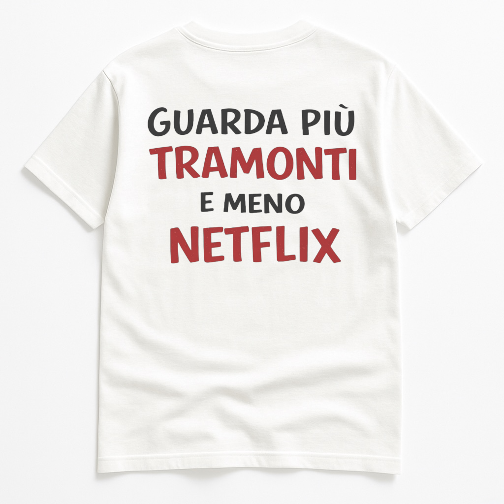 KIKI “Guarda Più Tramonti E Meno Netflix” T-Shirt – Maglietta Unisex Oversize in Cotone