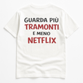 KIKI “Guarda Più Tramonti E Meno Netflix” T-Shirt – Maglietta Unisex Oversize in Cotone