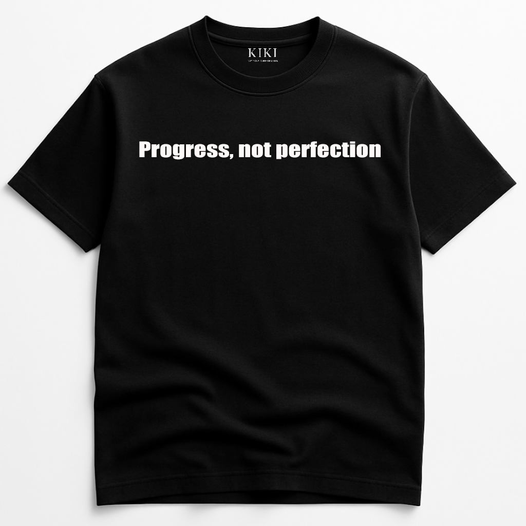 KIKI “Progress, Not Perfection” T-Shirt – Maglietta Oversize Unisex Streetwear Motivazionale