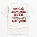 T-shirt bianca unisex con scritta ironica “Non sono abbastanza ricco per svegliarmi alle 9:00” – Maglietta streetwear divertente KIKI Made in Italy 🇮🇹