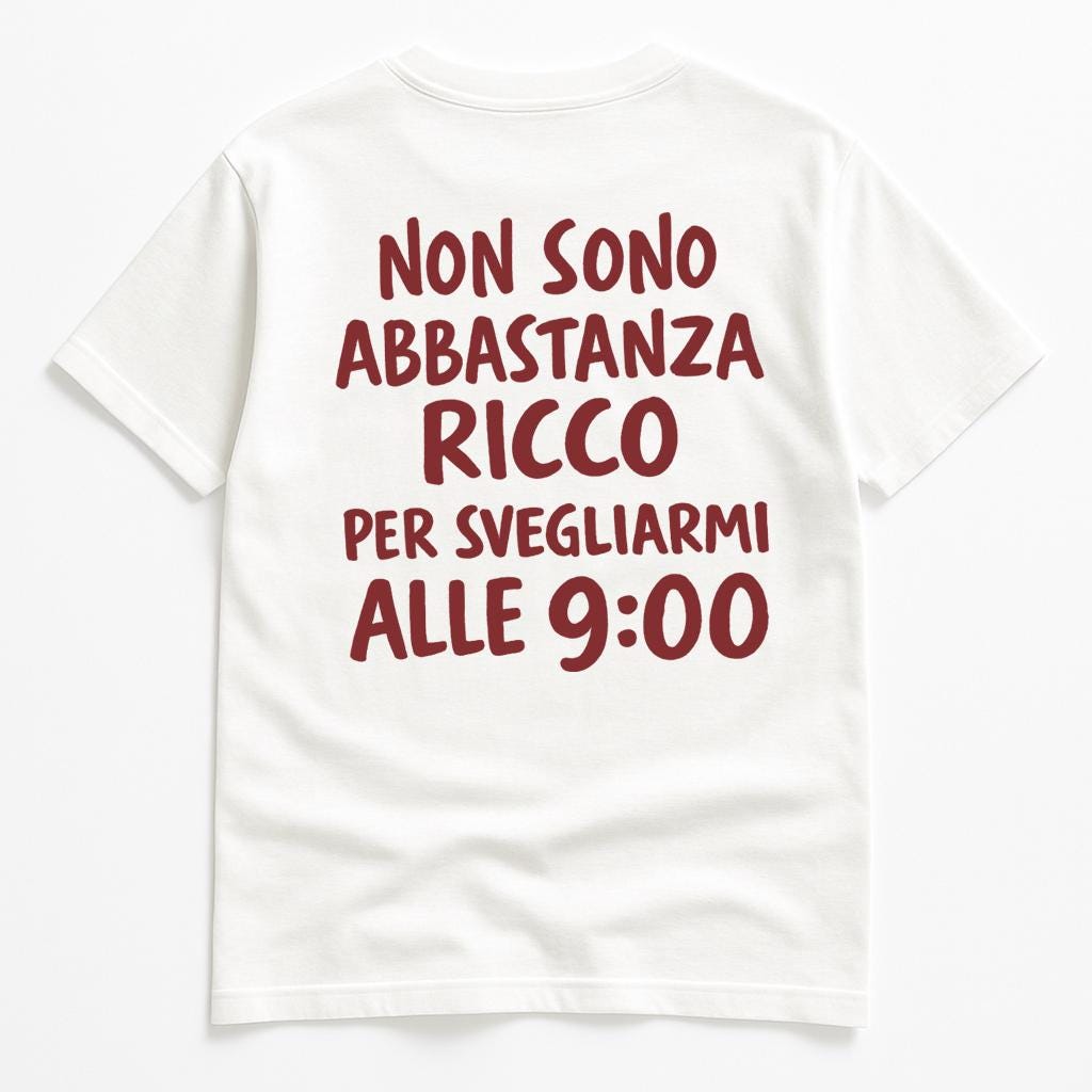 T-shirt bianca unisex con scritta ironica “Non sono abbastanza ricco per svegliarmi alle 9:00” – Maglietta streetwear divertente KIKI 🇮🇹