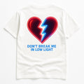 KIKI T-Shirt “Don’t Break Me In Low Light” – Maglietta Bianca Unisex con Stampa Grafica Cuore – Streetwear Artistico Made in Italy 🇮🇹