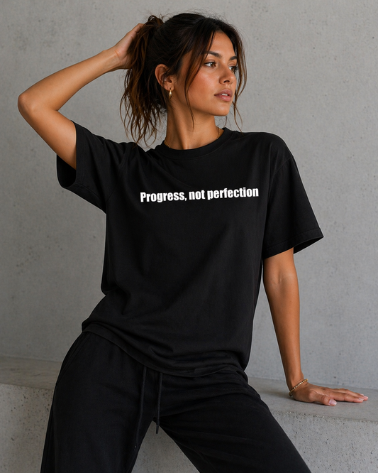 KIKI “Progress, Not Perfection” T-Shirt – Maglietta Oversize Unisex Streetwear Motivazionale