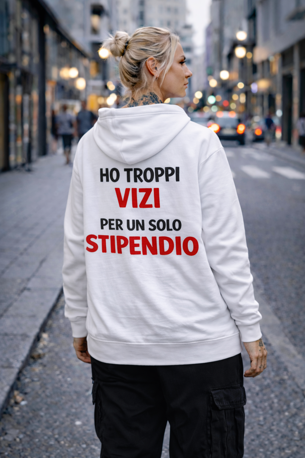 Felpa Bianca Unisex “Ho Troppi Vizi Per Un Solo Stipendio” – Streetwear Ironica Italy 🇮🇹