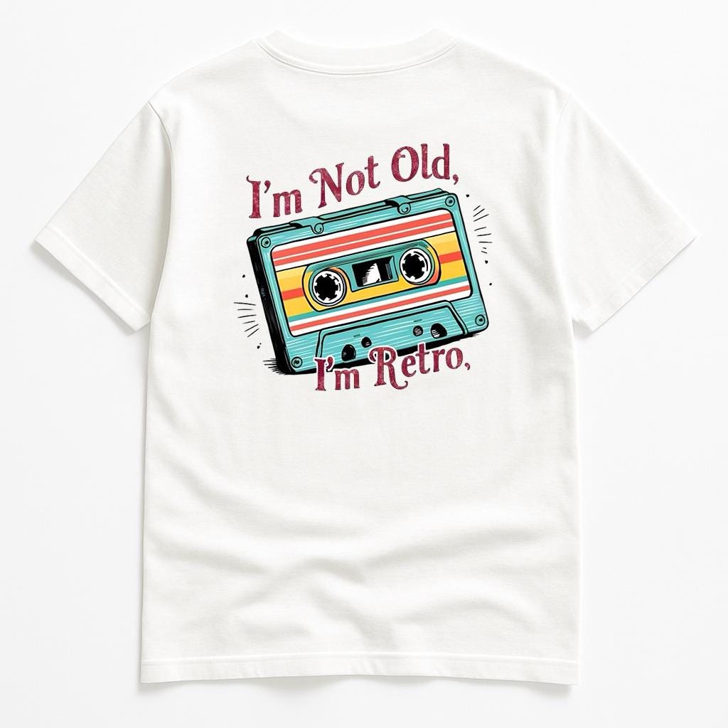 KIKI I’m Not Old I’m Retro T-Shirt Uomo Donna – Maglietta Vintage Oversize in Cotone con Stampa Musicassetta 🇮🇹