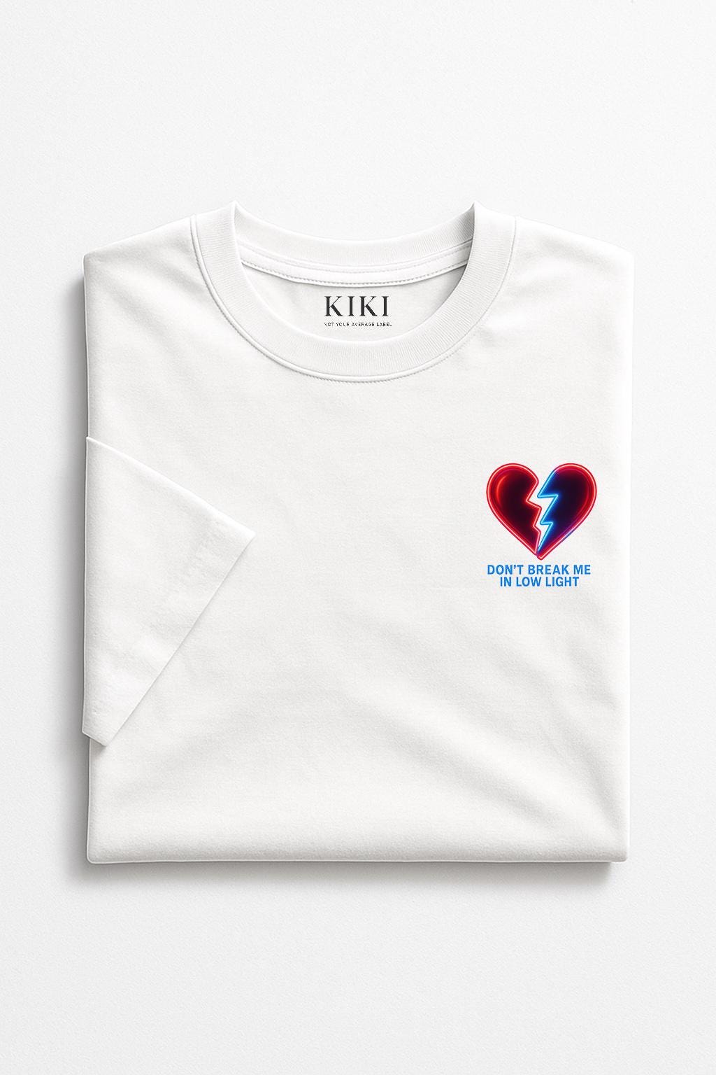 KIKI T-Shirt “Don’t Break Me In Low Light” – Maglietta Bianca Unisex con Stampa Grafica Cuore – Streetwear Artistico Made in Italy 🇮🇹