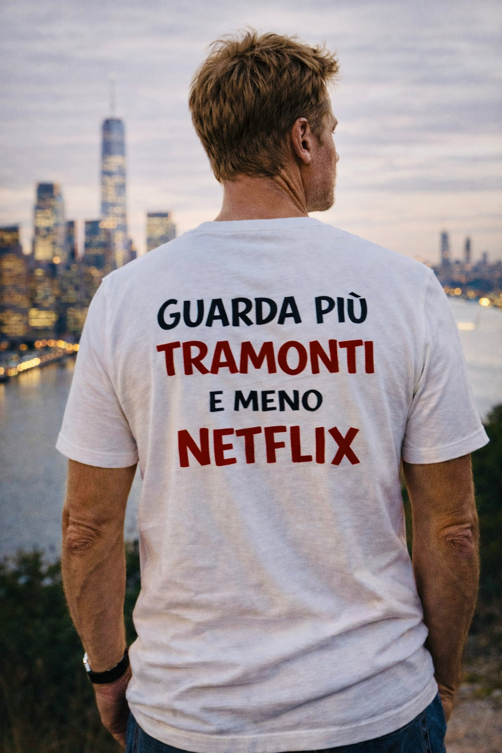 Guarda più tramonti tee